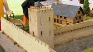 Maquette château médiéval de Bayeux au 1/72 tours et remparts.